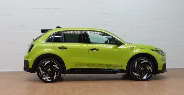 Abarth 600e (2025) — foto 31 van 32