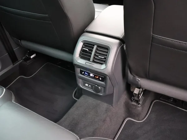 VOLKSWAGEN Tiguan Dsl (2021) — foto 16 van 33