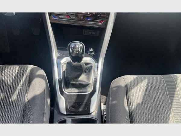 Volkswagen T-Roc (2023) — foto 14 van 24