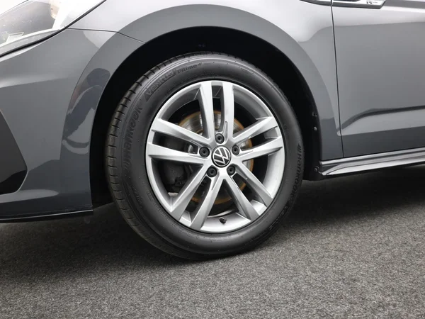 VOLKSWAGEN Touran (2023) — foto 6 van 22