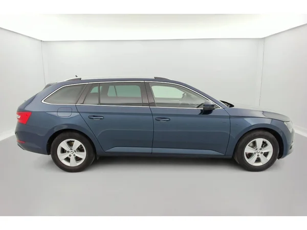 SKODA Superb Combi (2023) — foto 3 van 36
