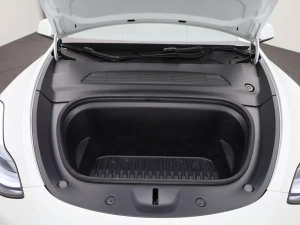 Tesla Model Y (2023) — foto 33 van 43