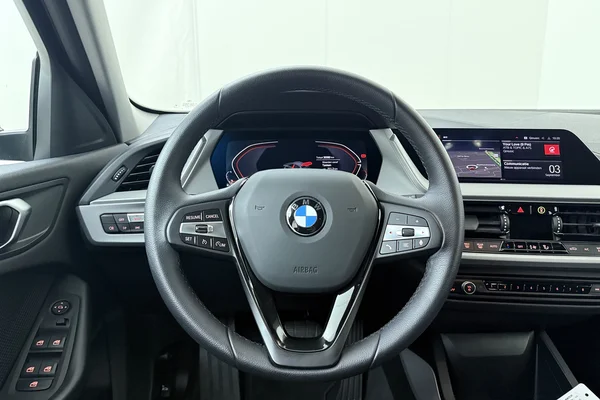 BMW 1 HATCH (2024) — foto 2 van 16
