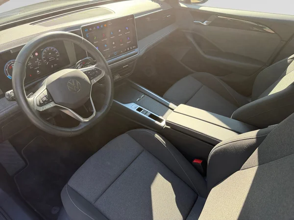 VOLKSWAGEN Passat SW (2024) — foto 2 van 22
