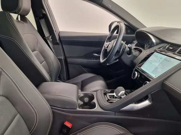 Jaguar E-PACE (2023) — foto 13 van 15