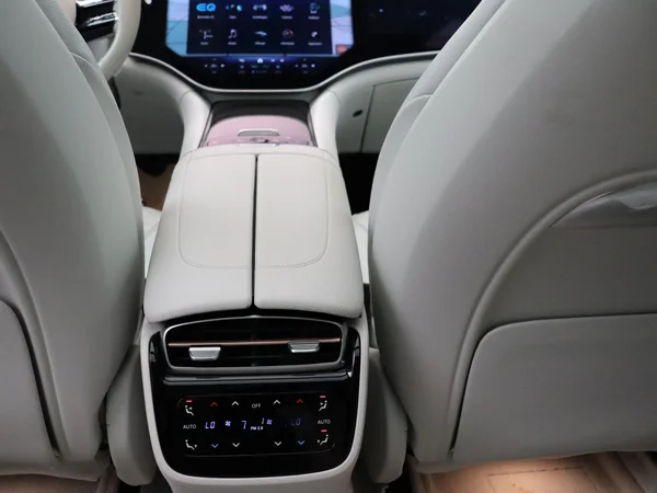 Mercedes-Benz EQE (2024) — foto 18 van 35