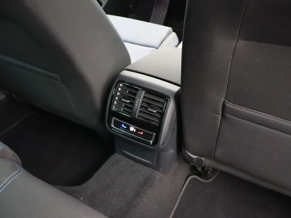 VOLKSWAGEN Passat Variant GTE (2022) — foto 18 van 30