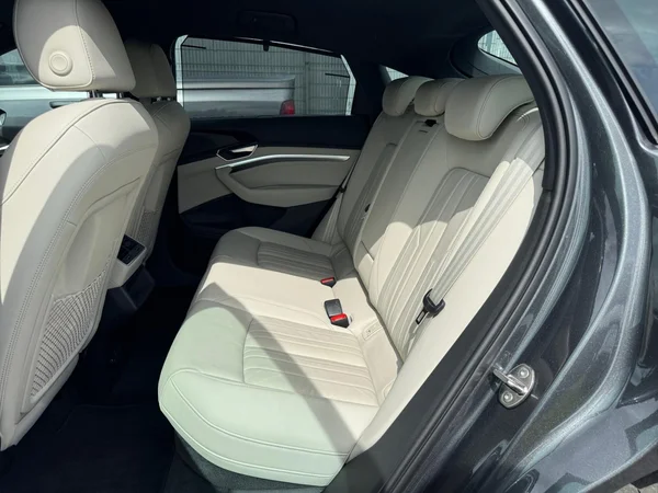 AUDI Q8 Sportback e-tron (2024) — foto 13 van 24