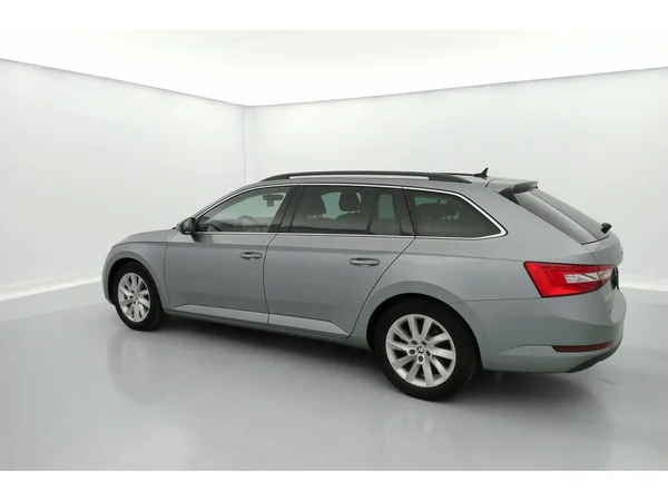 SKODA Superb SW PHEV (2020) — foto 2 van 36