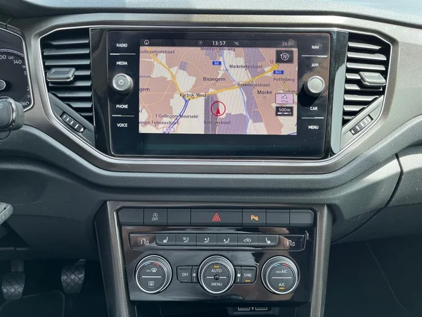 VOLKSWAGEN T-Roc (2019) — foto 2 van 22