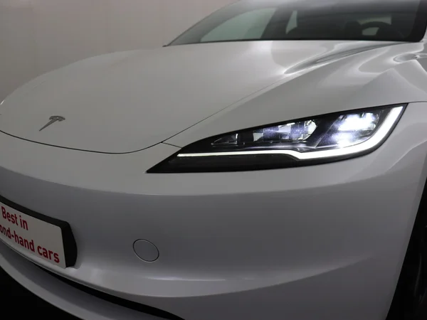 TESLA Model 3 (2024) — foto 21 van 28