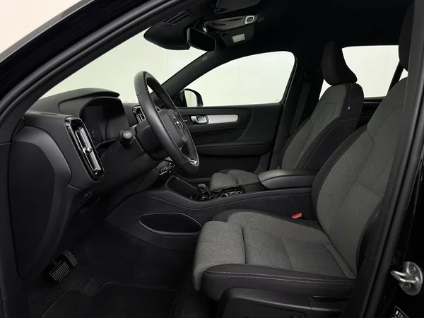 VOLVO XC40 (2023) — foto 2 van 32