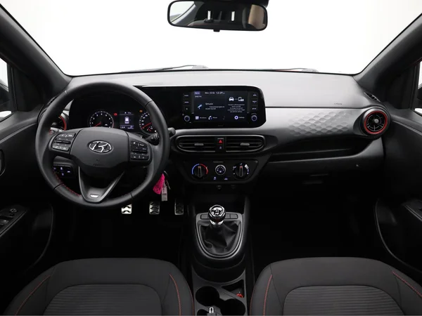 HYUNDAI i10 (2022) — foto 17 van 18