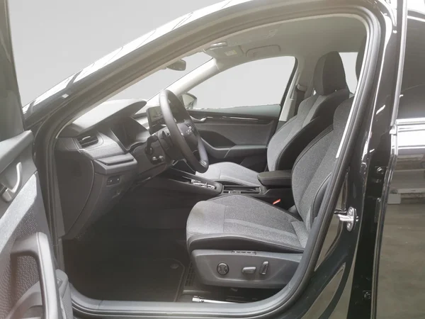 SKODA Octavia Combi (2026) — foto 2 van 15