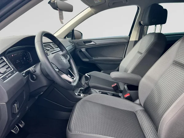 VOLKSWAGEN Tiguan (2022) — foto 14 van 18