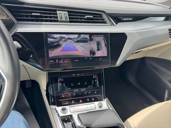AUDI Q8 Sportback e-tron (2024) — foto 3 van 24
