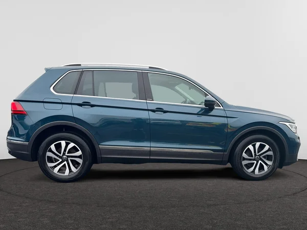 VOLKSWAGEN Tiguan (2023) — foto 14 van 17