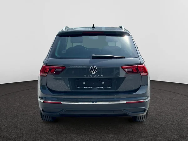 VOLKSWAGEN Tiguan (2022) — foto 13 van 18