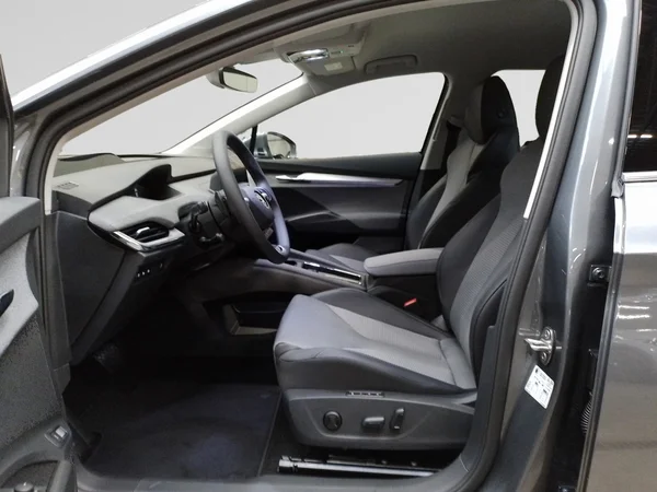 SKODA Enyaq (2024) — foto 2 van 16