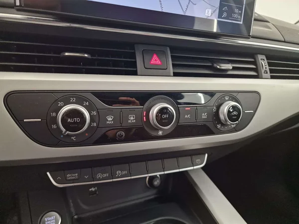 Audi A4 (2023) — foto 8 van 16