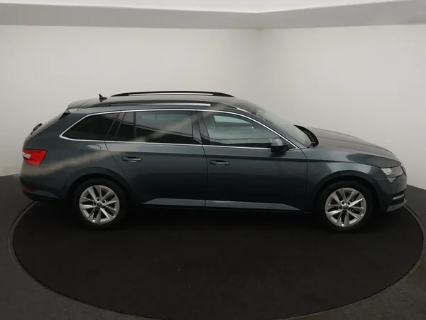 Škoda Superb (2022) — foto 7 van 21