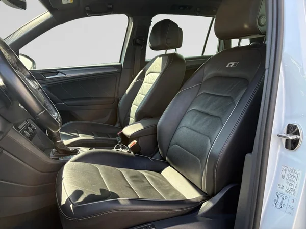 VOLKSWAGEN Tiguan (2018) — foto 11 van 20