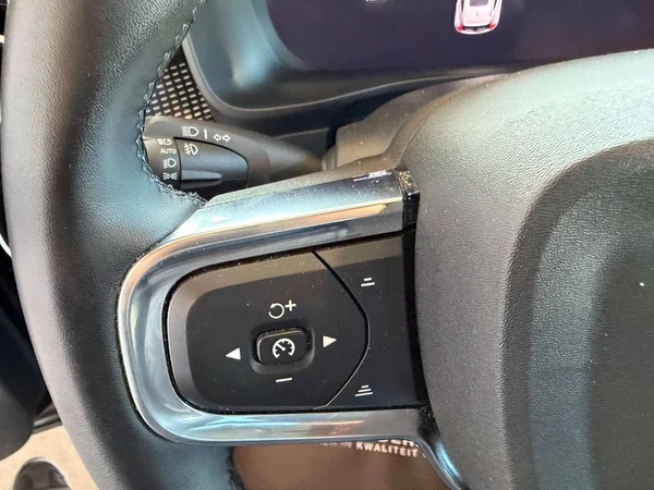 Volvo XC40 (2025) — foto 8 van 18