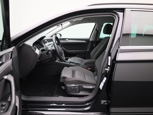 Volkswagen Passat (2023) — foto 42 van 42
