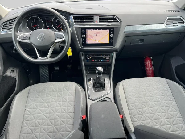VOLKSWAGEN Tiguan (2021) — foto 15 van 18