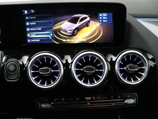 Mercedes-Benz GLA (2024) — foto 10 van 33