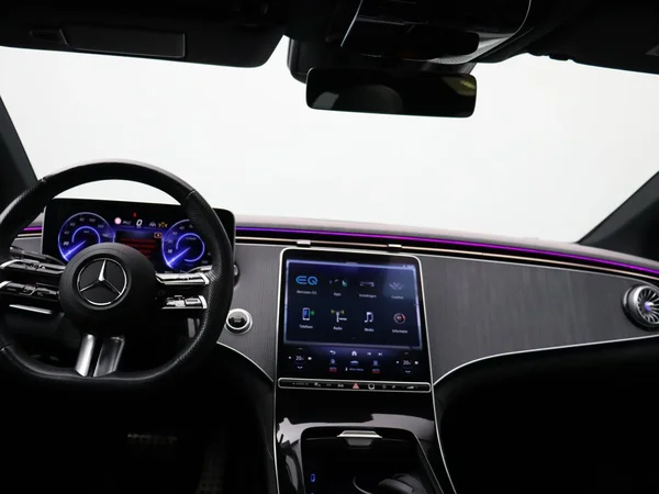 Mercedes-Benz EQE (2024) — foto 20 van 34
