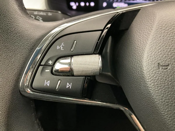 SKODA Kodiaq (2023) — foto 3 van 36