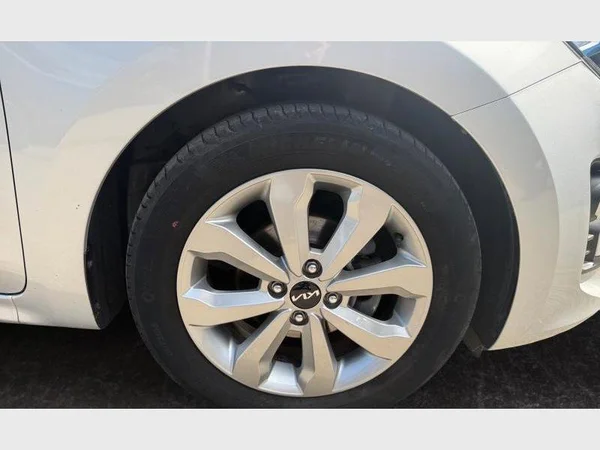 Kia RIO (2022) — foto 10 van 24