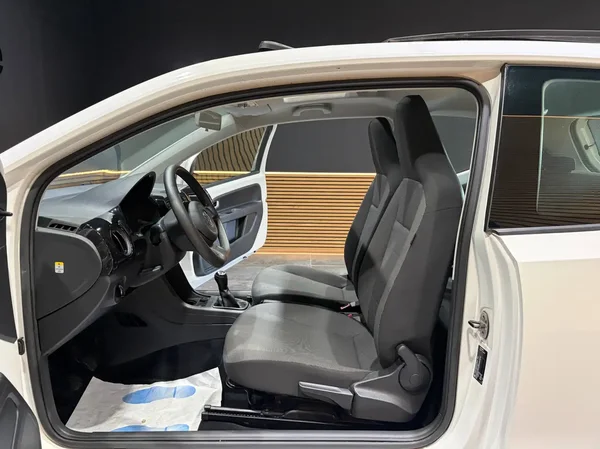 Volkswagen Up! (2012) — foto 16 van 18