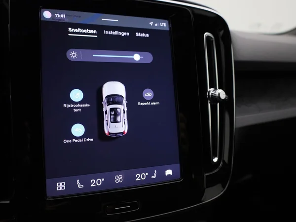 Volvo XC40 (2023) — foto 16 van 42