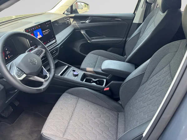 VOLKSWAGEN Tiguan (2024) — foto 9 van 14