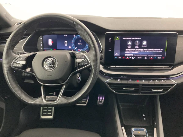 SKODA Enyaq (2022) — foto 9 van 37