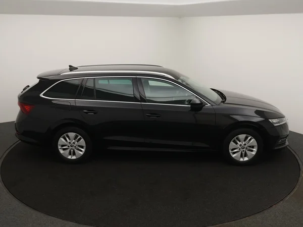 SKODA Octavia Combi (2024) — foto 25 van 27