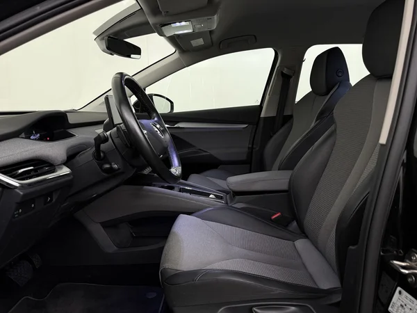 SKODA Enyaq (2022) — foto 2 van 32