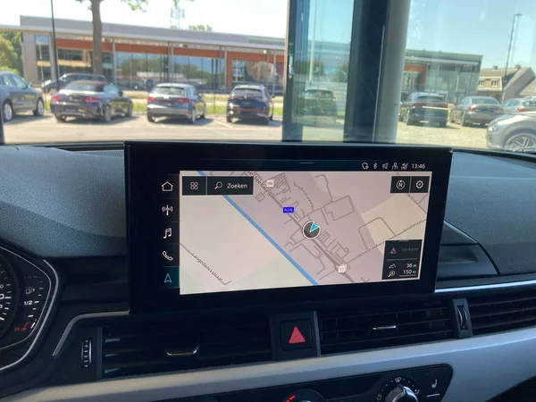 Audi A4 (2023) — foto 3 van 21