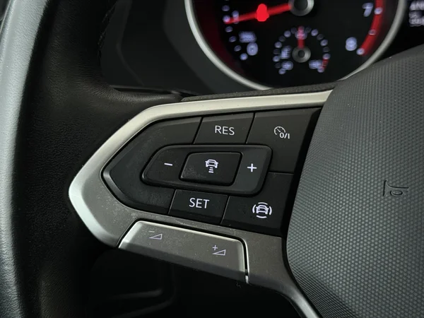 VOLKSWAGEN Tiguan (2022) — foto 9 van 28