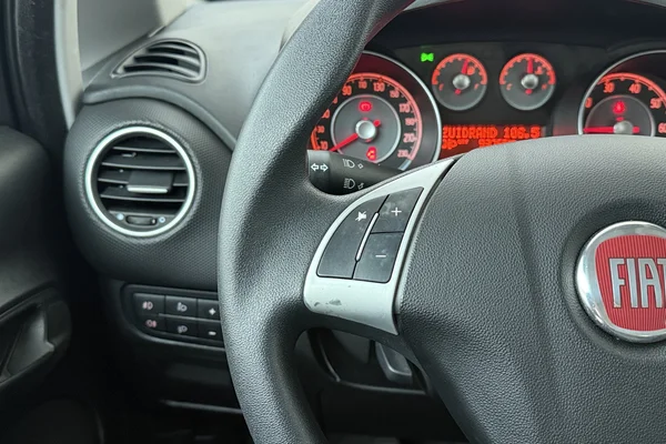 Fiat Punto (2017) — foto 5 van 39