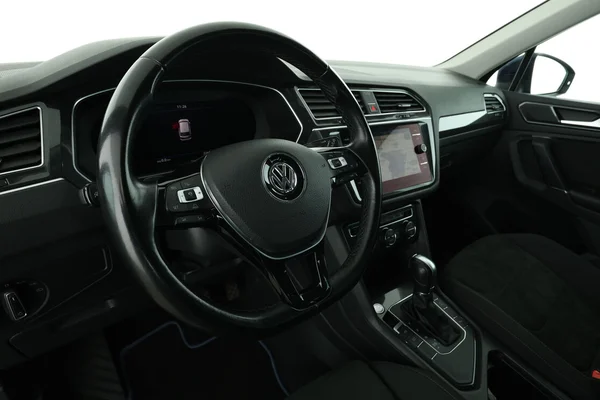 Volkswagen Tiguan (2017) — foto 2 van 16