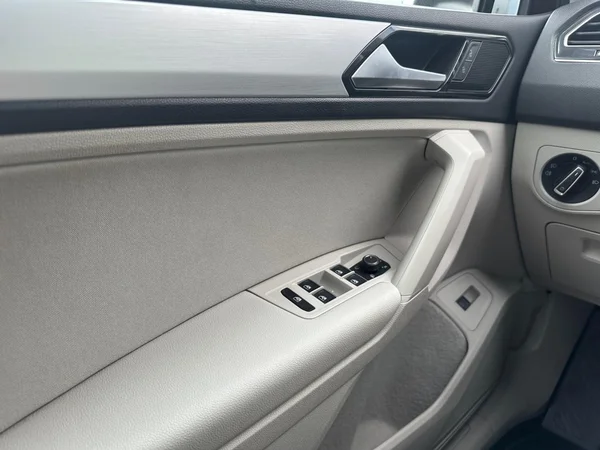 VOLKSWAGEN Tiguan (2016) — foto 8 van 16