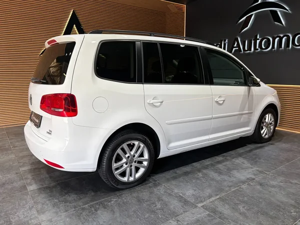 Volkswagen Touran (2015) — foto 10 van 22