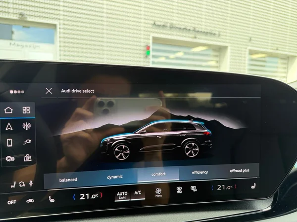 AUDI Q6 e-tron (2025) — foto 10 van 24