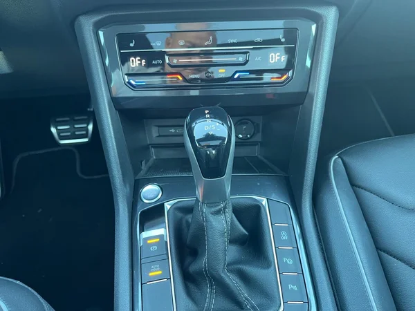 VOLKSWAGEN Tiguan (2023) — foto 3 van 21