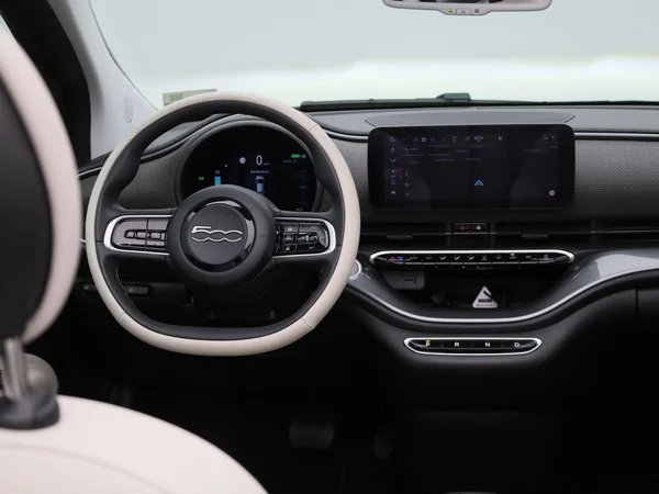 Fiat 500C (2023) — foto 38 van 40