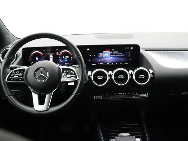 Mercedes-Benz GLA (2023) — foto 9 van 24