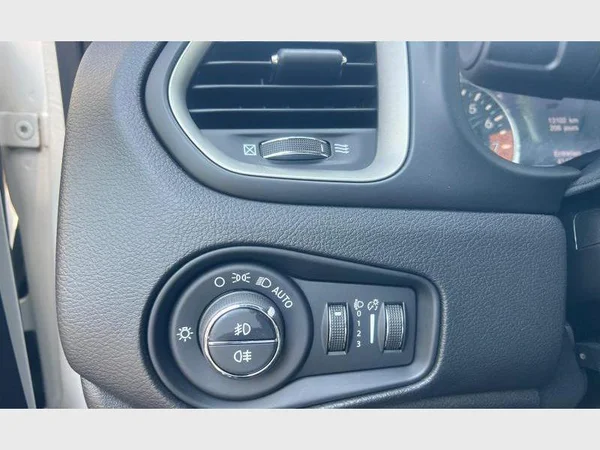 Jeep Renegade (2021) — foto 9 van 25